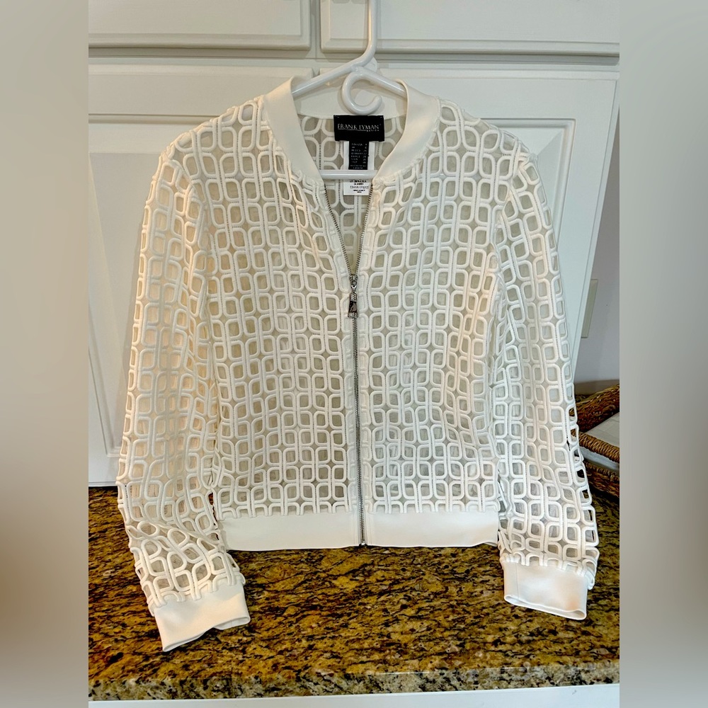 Women’s bomber style jacket great condition. Size 4